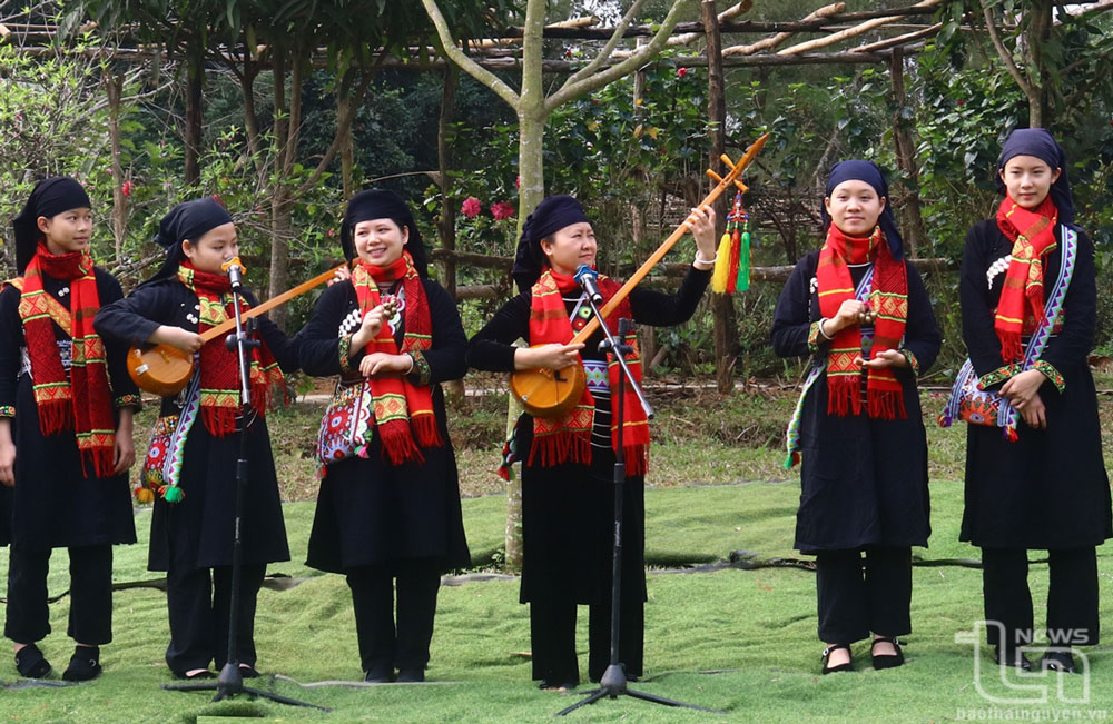 Hát Then, đàn Tính, một nét đẹp văn hóa của đồng bào dân tộc Tày, được trình diễn tại Ngày hội.