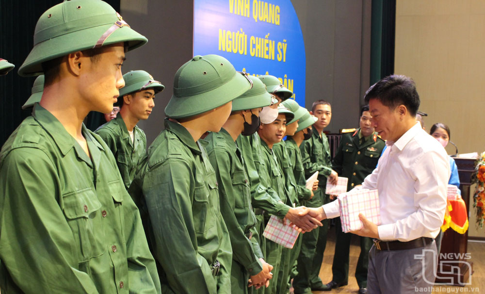 Lãnh đạo huyện Đại Từ tặng quà, động viên tân binh trước khi lên đường nhập ngũ.
