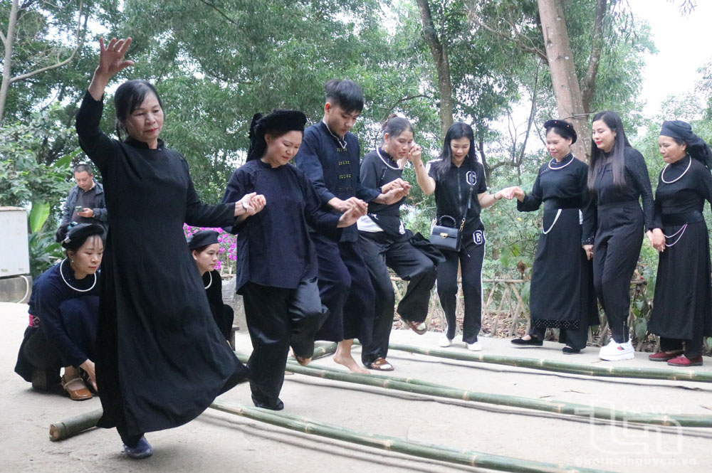 Đồng bào các dân tộc Tày - Nùng tỉnh Thái Nguyên tham gia trình diễn tại Làng Văn hóa - Du lịch các dân tộc Việt Nam (Đồng Mô, Sơn Tây, Hà Nội).