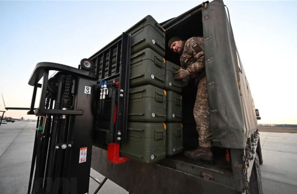 Binh sỹ Ukraine vận chuyển tên lửa phòng không vác vai Stinger do Mỹ hỗ trợ. Ảnh: AFP/TTXVN