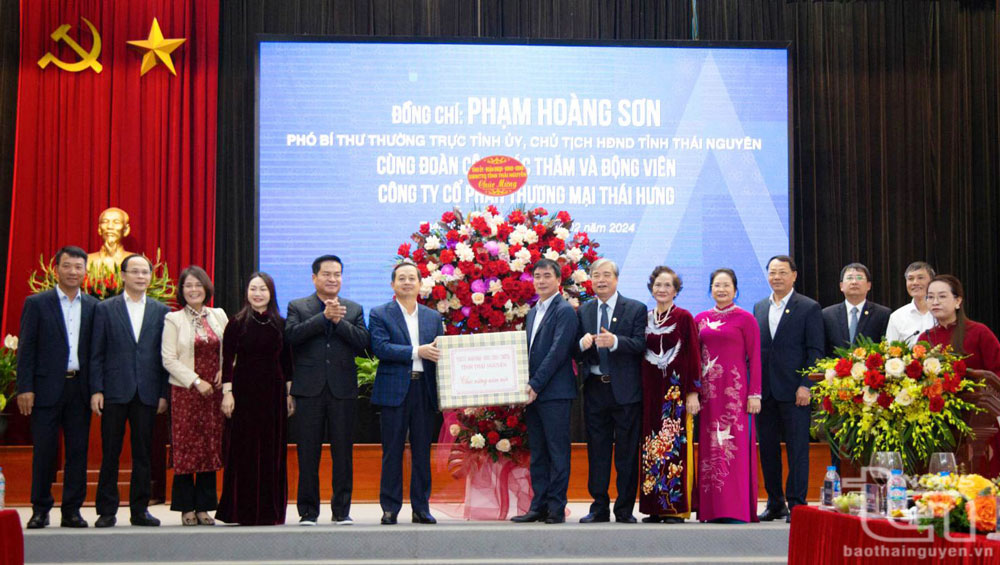 Đồng chí Phó Bí thư Thường trực Tỉnh ủy Phạm Hoàng Sơn cùng các đại biểu tặng quà động viên Công ty CP Thương mại Thái Hưng.