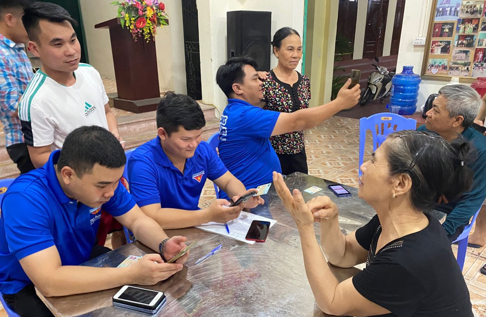 Đoàn viên thanh niên phường Trung Thành (TP. Phổ Yên) hướng dẫn người dân cài đặt ứng dụng VNeID trên điện thoại thông minh.