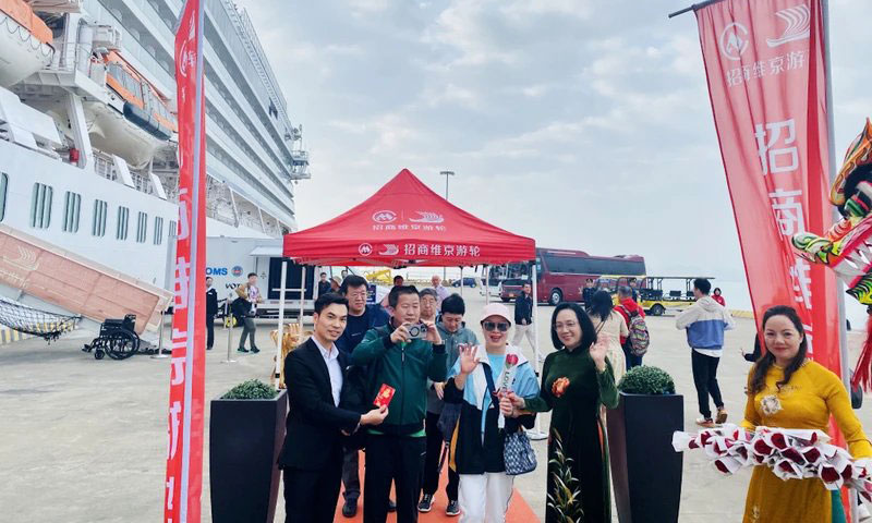 Lãnh đạo Sở du lịch Quảng Ninh và cảng tàu khách quốc tế Hạ Long chào mừng các du khách đến Hạ Long bằng đường biển trong ngày đầu của năm mới 2024.