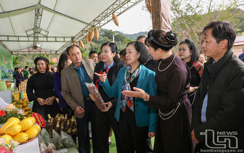 Thường trực Ban Bí thư Trương Thị Mai và các đồng chí lãnh đạo tỉnh tham quan các gian hàng giới thiệu nông sản đặc trưng của huyện Võ Nhai.