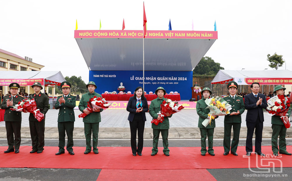 Đồng chí Bí thư Tỉnh ủy Nguyễn Thanh Hải cùng các đại biểu động viên các tân binh TP. Thái Nguyên lên đường nhập ngũ.