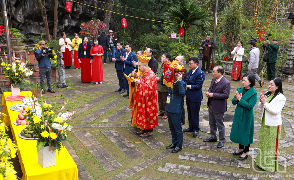 Đại đức Thích Đức Trí, quyền trụ trì chùa Hang, cùng các đại biểu dâng hương cầu quốc thái dân an.