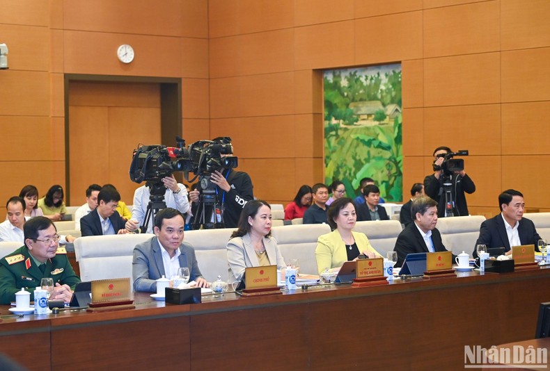 Các đại biểu dự phiên họp.