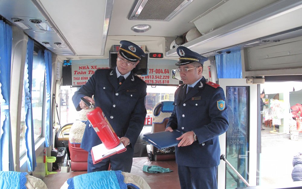 Thanh tra Sở Giao thông Vận tải thường xuyên kiểm tra các xe vận tải hành khách về thực hiện quy định lắp đặt thiết bị giám sát hành trình, công tác phòng cháy, chữa cháy...