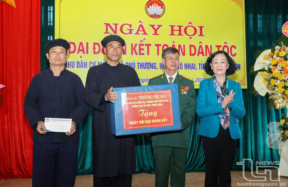 Đồng chí Thường trực Ban Bí thư Trương Thị Mai tặng quà các đối tượng chính sách, người có công của huyện Võ Nhai.