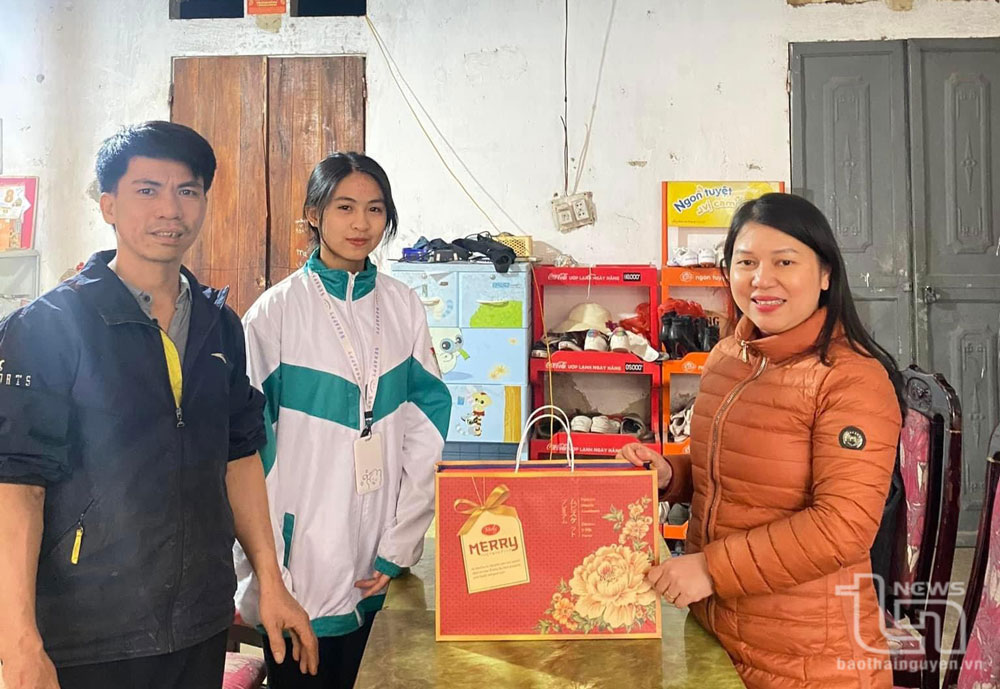 Em Nguyễn Phương Hoa, học sinh lớp 11A15, Trường THPT Lương Ngọc Quyến, thường xuyên nhận được sự giúp đỡ, sẻ chia của các bạn, thầy, cô và Nhà trường.
