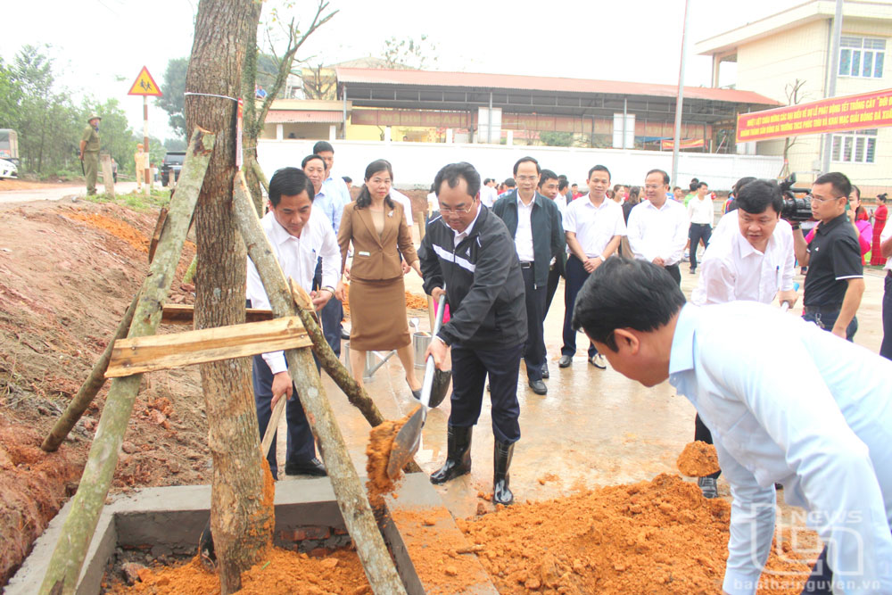 Đồng chí Chủ tịch UBND tỉnh Trịnh Việt Hùng tham gia trồng cây tại xã Phúc Trìu.
