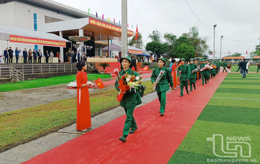 Tân binh huyện Phú Bình phấn khởi lên đường nhập ngũ.