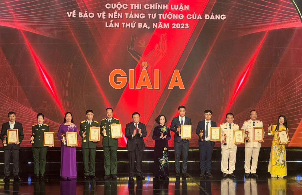 Thiếu tá Đoàn Đức Phương, đại diện nhóm tác giả Công an tỉnh Thái Nguyên (thứ ba từ phải sang) cùng các tác giả, đại diện nhóm tác giả nhận giải A toàn quốc Cuộc thi bảo vệ nền tảng tư tưởng của Đảng năm 2023.