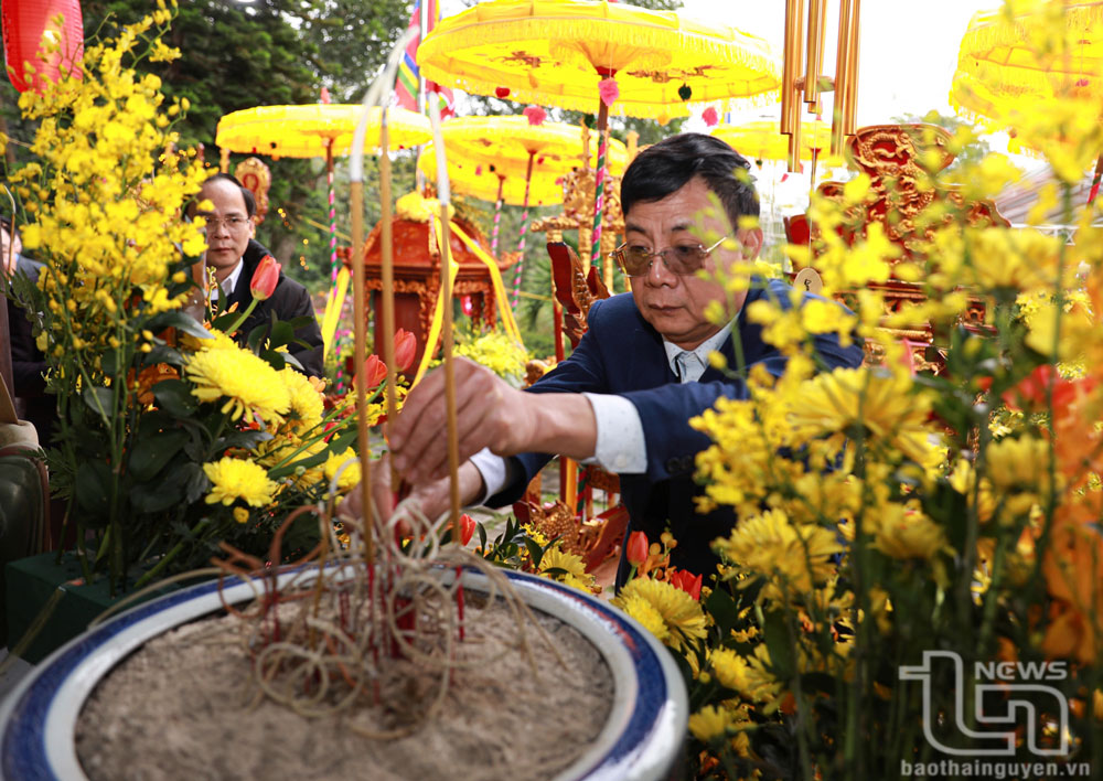 Đồng chí Phó Chủ tịch Thường trực UBND tỉnh Đặng Xuân Trường dâng hương tại Lễ khai hội chùa Hang - Kim Sơn Tự.