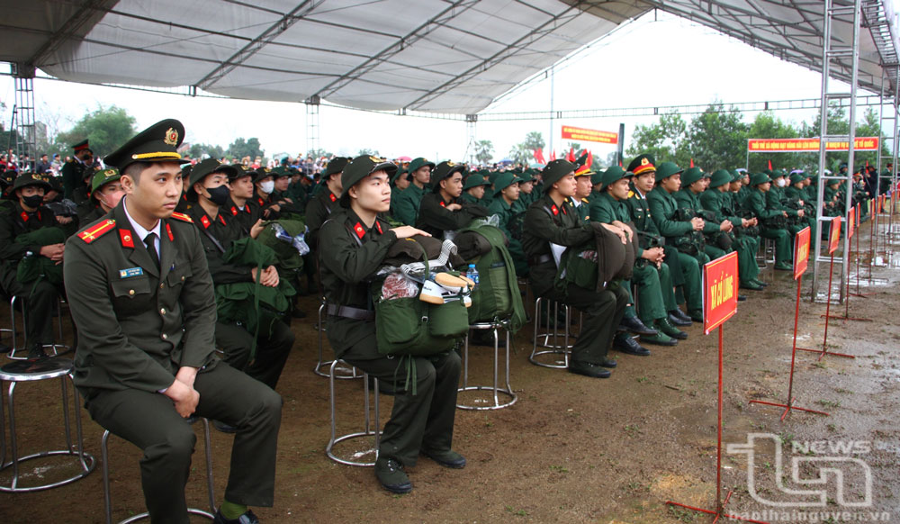 Các tân binh huyện Phú Lương trước giờ lên đường tòng quân.