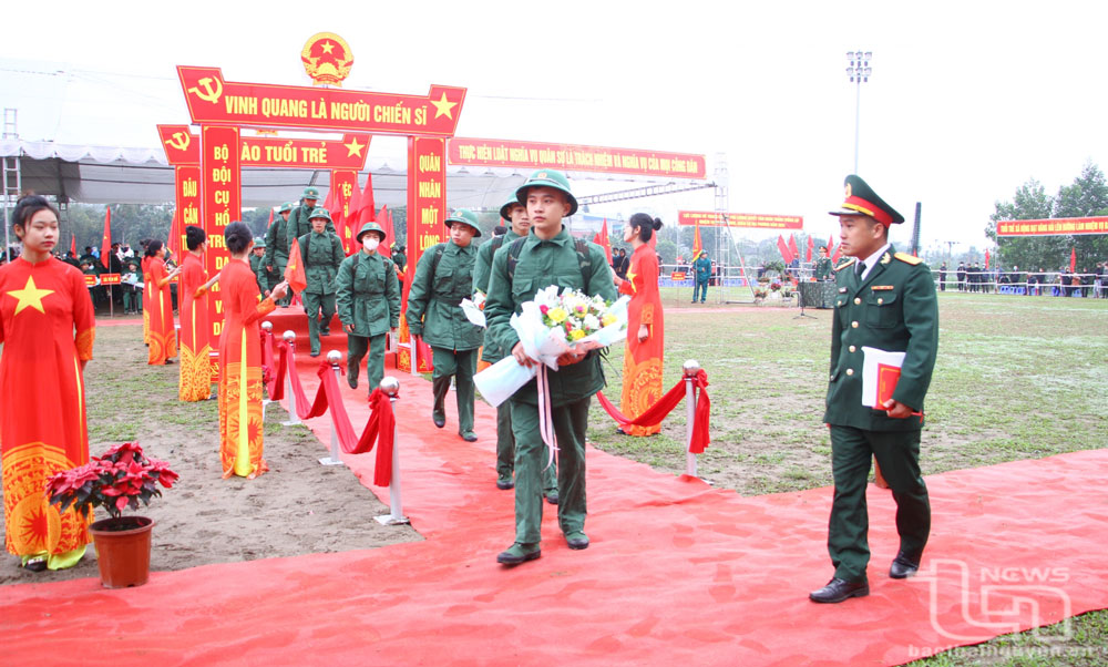 Các tân binh huyện Phú Lương lên đường nhập ngũ.