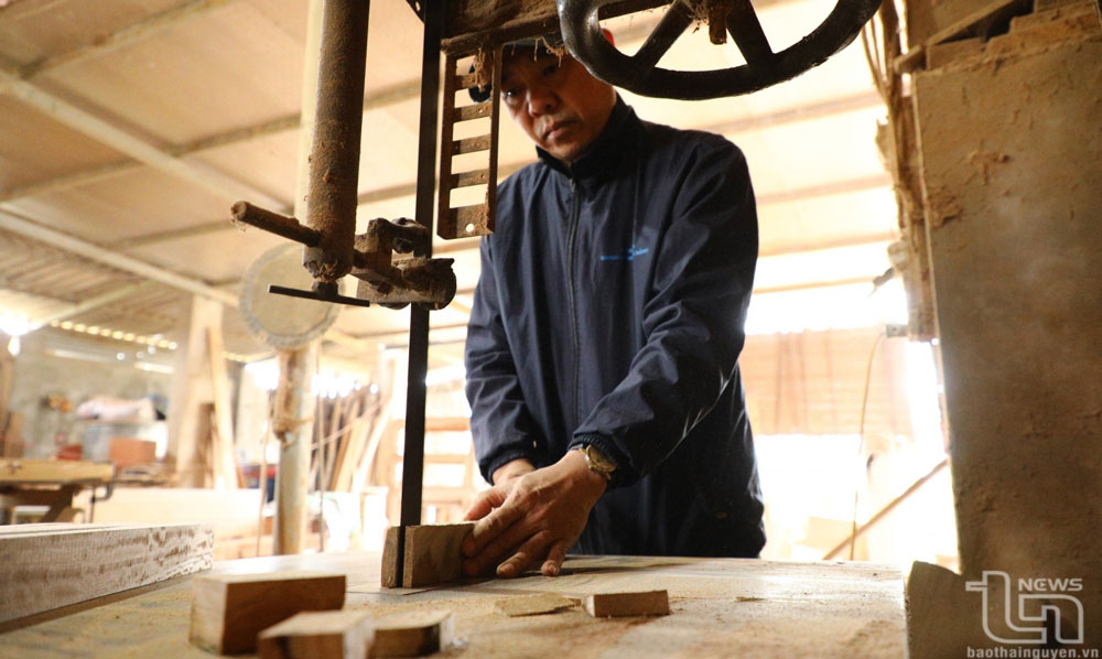 所有木工作坊均配备锯木机，以节省时间和劳动力成本。