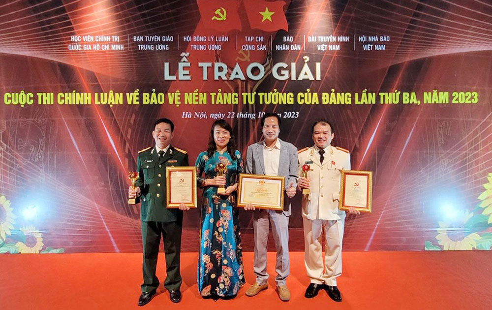 Đoàn đại biểu tỉnh Thái Nguyên trong đêm trao giải Cuộc thi bảo vệ nền tảng tư tưởng của Đảng năm 2023.