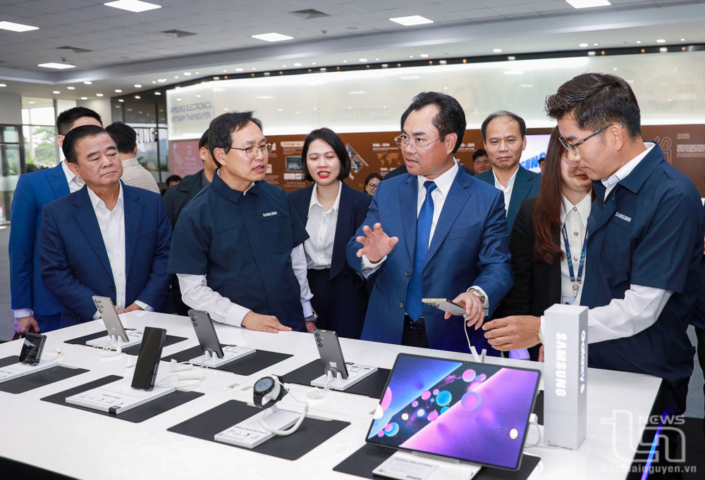 Đồng chí Chủ tịch UBND tỉnh Trịnh Việt Hùng và các đại biểu nghe giới thiệu về sản phẩm Galaxy S24 của Samsung.