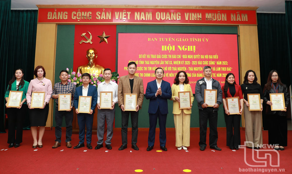 Đồng chí Phó Bí thư Thường trực Tỉnh ủy Phạm Hoàng Sơn trao giải A và giải B cho các tác giả, nhóm tác giả.