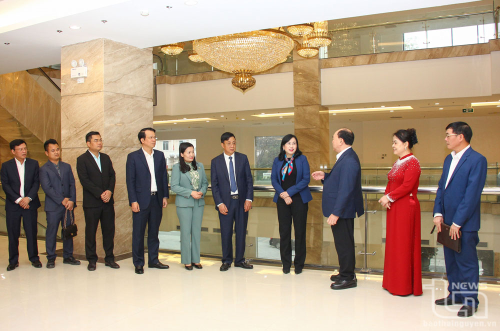 Đồng chí Bí thư Tỉnh ủy Nguyễn Thanh và các đại biểu trao đổi với lãnh đạo Công ty CP Đầu tư xây dựng và Khai thác khoáng sản Thăng Long về mục tiêu phát triển Trung tâm mua sắm Phú Quý Thăng Long Plaza.