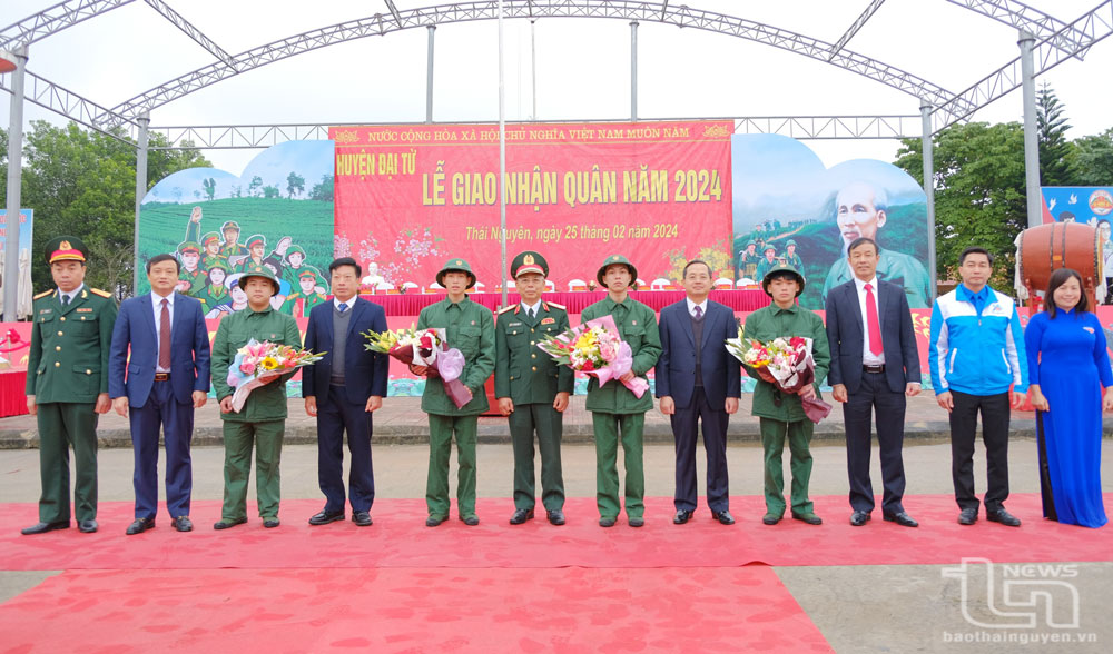 Đồng chí Phó Bí thư Thường trực Tỉnh ủy Phạm Hoàng Sơn và các đại biểu động viên đại diện các tân binh huyện Đại Từ.