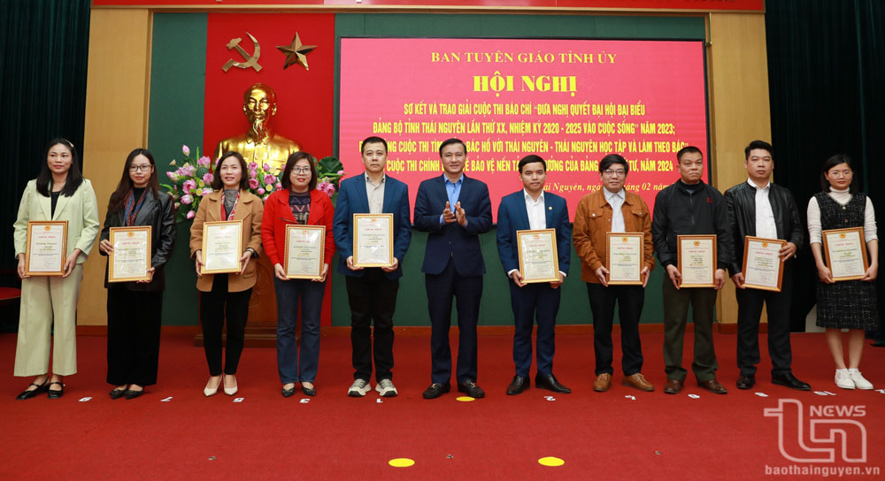 Đồng chí Trưởng Ban Tuyên giáo Tỉnh ủy Vũ Duy Hoàng trao giải C cho các tác giả, nhóm tác giả.