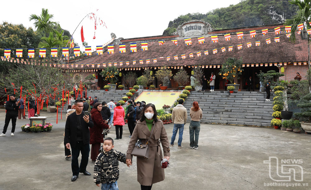 Du khách vãn cảnh chùa Hang.