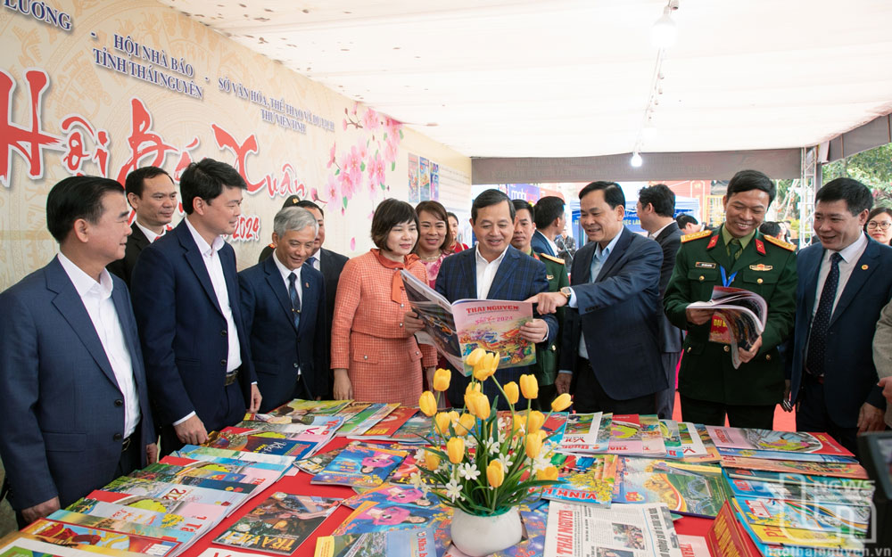Các đồng chí lãnh đạo tỉnh và đại biểu tham quan gian trưng bày Hội báo Xuân.