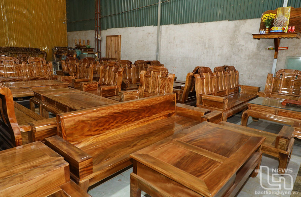 The most produced items are tables and chairs, crafted from various types of wood such as veneer and fragrant wood, with average prices ranging from 20 to 40 million VND per set.