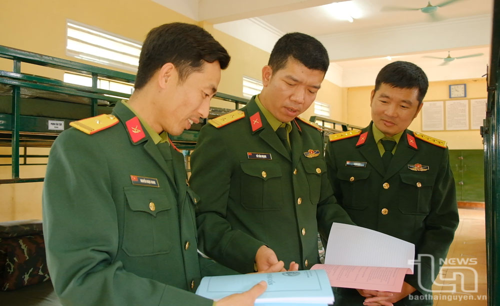 Cán bộ Trung đoàn Bộ binh 246 kiểm tra quân trang cho CMS.