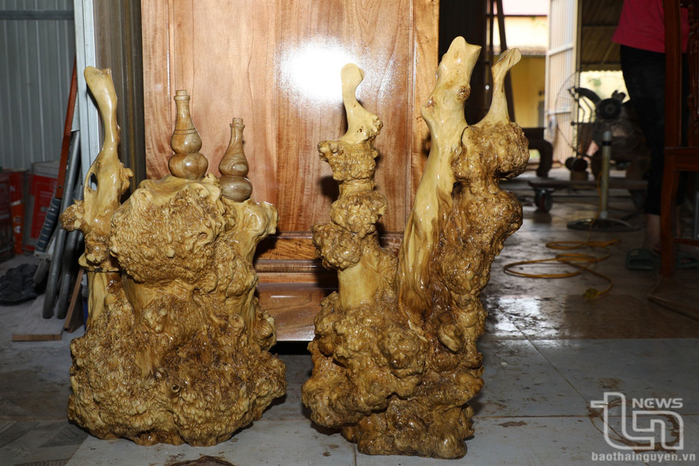 목공 장인들이 완성한 커피나무 뿌리로 만든 장식품 세트는  정교하고 눈길을 끄는 디테일을 가지고 있다.