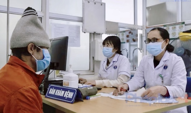 Bác sĩ Mai Thị Hường (bên phải) tư vấn cho bệnh nhân HIV. Ảnh nhân vật cung cấp