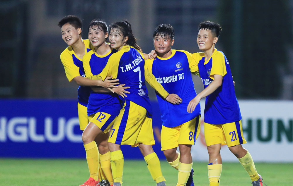 Các nữ cầu thủ bóng đá CLB Thái Nguyên T&T và niềm vui sân cỏ.