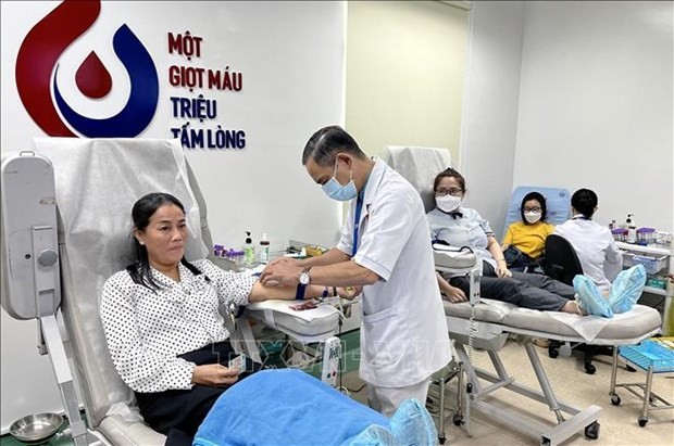 Citizens donate blood at the campaign (Photo: VNA)