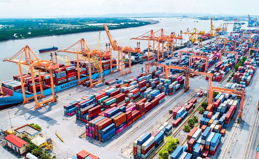 Bốc xếp hàng hóa xuất khẩu tại Cảng Hải Phòng.