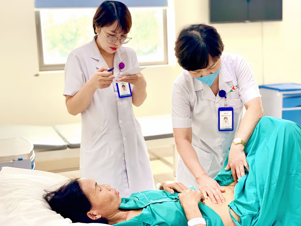 Bác sĩ Bệnh viện đa khoa Yên Bình (TP. Phổ Yên) khám cho bệnh nhân hậu phẫu thuật.