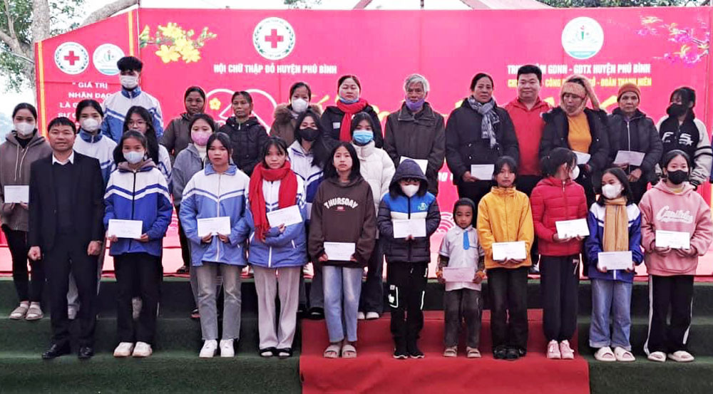 Hội Chữ thập đỏ huyện Phú Bình tặng quà cho học sinh mồ côi cả cha và mẹ, học sinh khó khăn trên địa bàn huyện (mỗi suất quà trị giá 800 nghìn đồng).