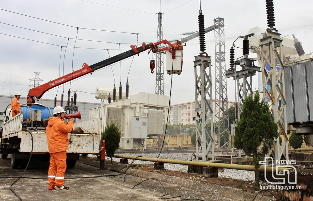 Công nhân Công ty Điện lực Thái Nguyên thực hiện vệ sinh hotline trạm biến áp 110kW.