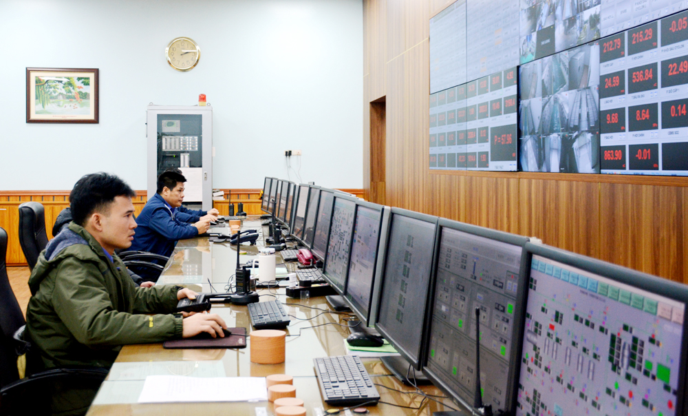 Phòng điều khiển trung tâm của Công ty Nhiệt điện Cao Ngạn - TKV luôn bố trí cán bộ kỹ thuật trực 24/24h.