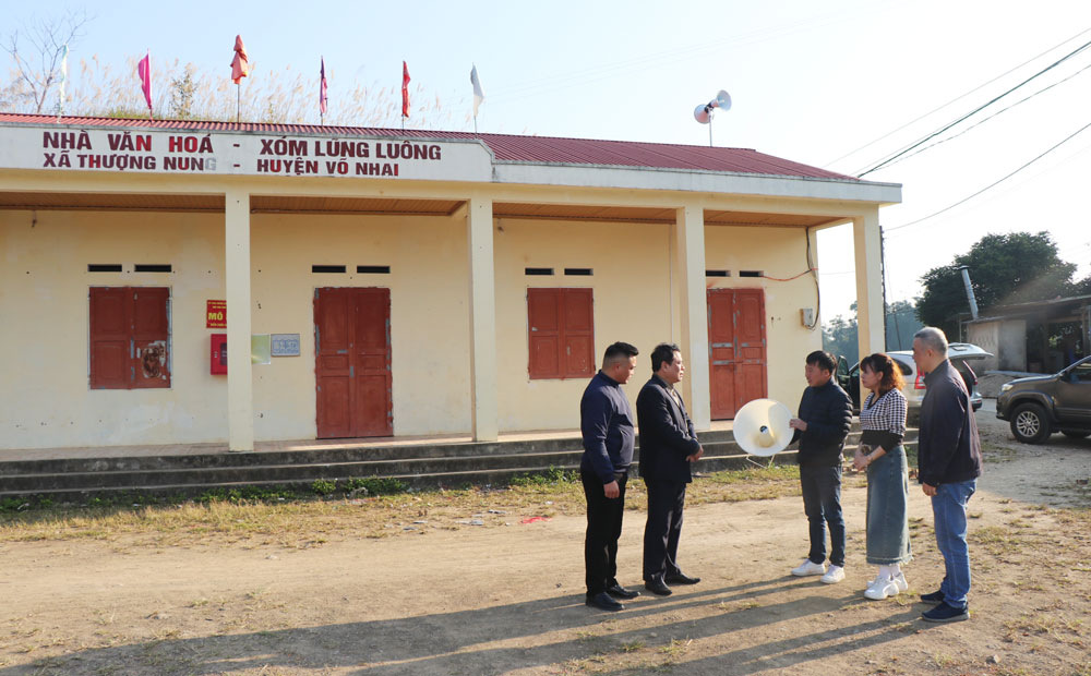 Lãnh đạo Sở TTTT kiểm tra việc lắp đặt cụm loa truyền thanh thông minh tại thôn Lũng Luông, xã Thượng Nung (Võ Nhai).