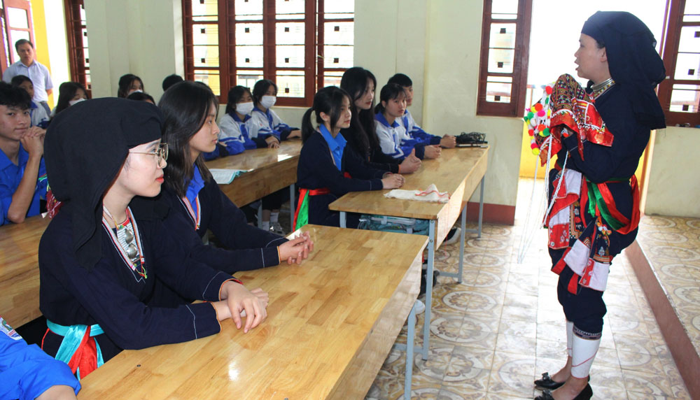 Chị Dương Thị Kim Cảnh giới thiệu về văn hóa của đồng bào dân tộc Dao trong một tiết giảng ở Trường THPT Nguyễn Huệ (Đại Từ).