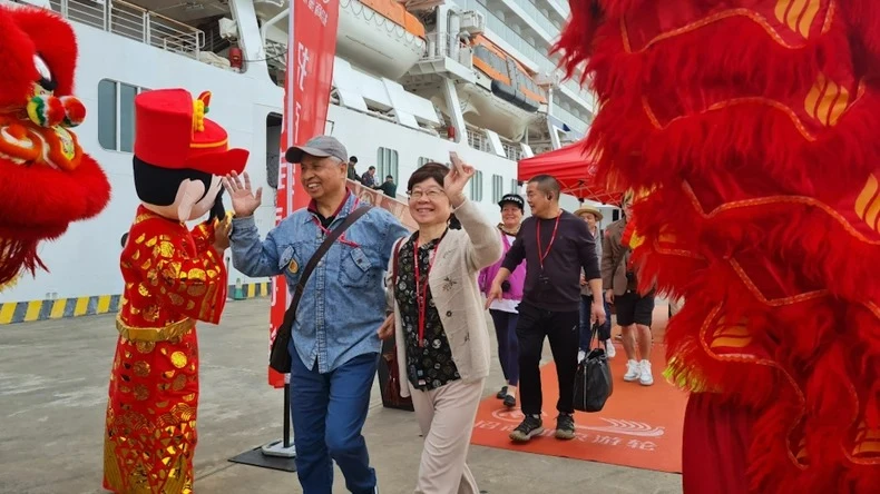 Du khách trên tàu biển mang quốc tịch Trung Quốc hào hứng xông đất Hạ Long trong những ngày đầu năm mới Giáp Thìn 2024.