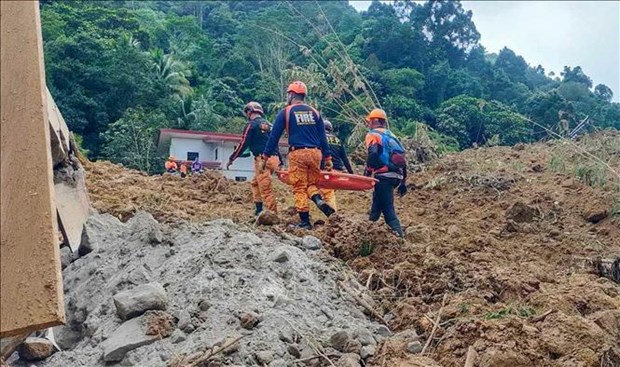 Rescue work is underway for landslide victims. (Photo: Xinhua/VNA)