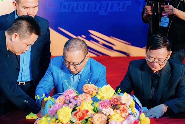 Park Hang-seo (L) has returned to Vietnamese football, taking on the role of advisor to Bac Ninh FC. (Photo: thebusiness.vn)