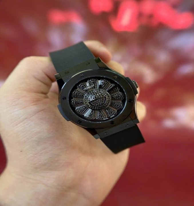 Mẫu đồng hồ Replica Hublot Takashi Murakami hoa hướng dương màu đen