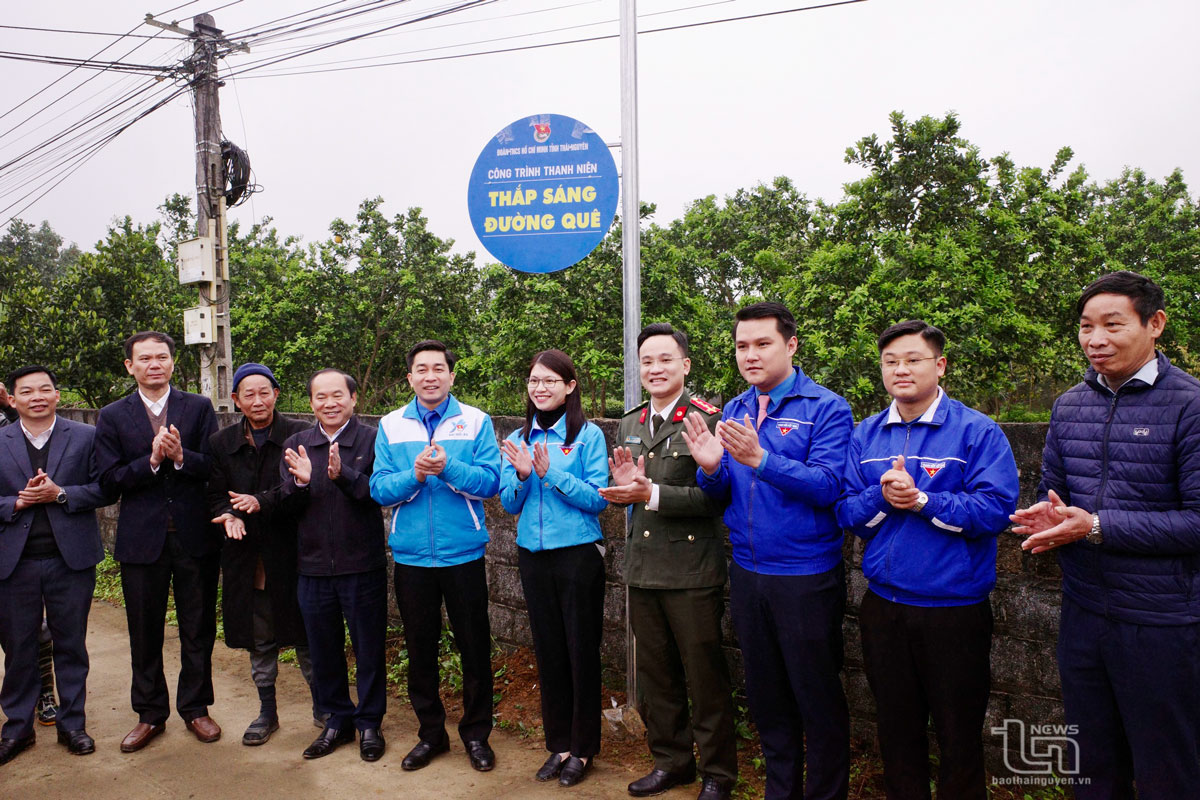 Khánh thành tuyến đường thắp sáng thanh niên “Năng lượng xanh” tại xóm Ao Sen xã Động Đạt (Phú Lương).