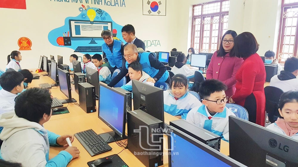 주재측 대표가 떤럿(Tân Lập)중학교 학생에게 컴퓨터실의 시설을 사용하는데 안내하고 있다. 