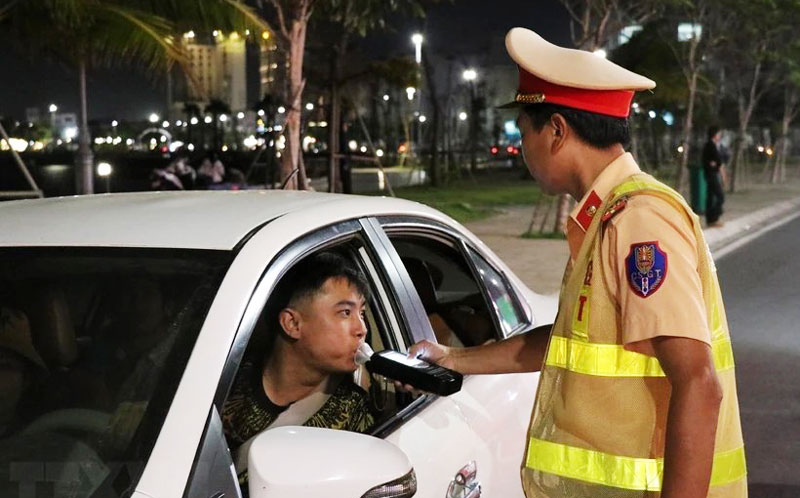 Cảnh sát giao thông kiểm tra nồng độ cồn đối với người điều khiển xe ô tô.