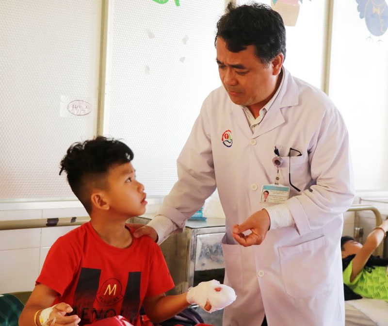 Bác sỹ Chuyên khoa II Phạm Đình Thành, Phó Giám đốc Trung tâm Chấn thương chỉnh hình - Bỏng, Bệnh viện Đa khoa tỉnh Khánh Hòa, thăm bệnh nhân bị chấn thương các ngón tay do pháo hoa.